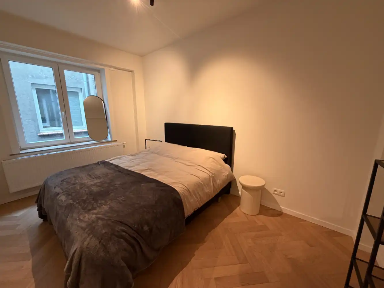 Volledig gerenoveerd appartement met twee slaapkamers. Dit instapklaar appartement wordt gemeubeld verhuurd. foto 9