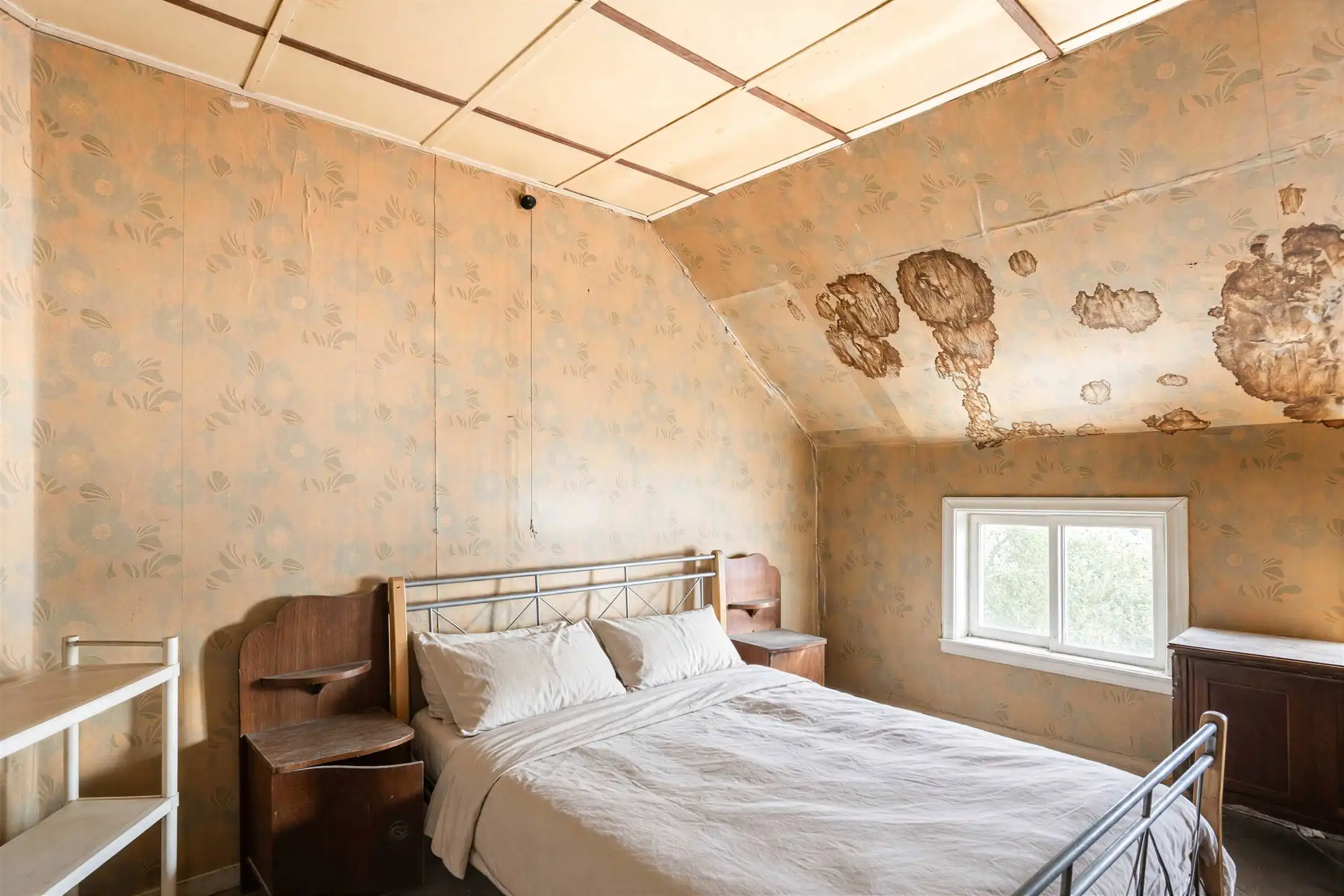 Interessante, te renoveren woning met tuin. foto 8