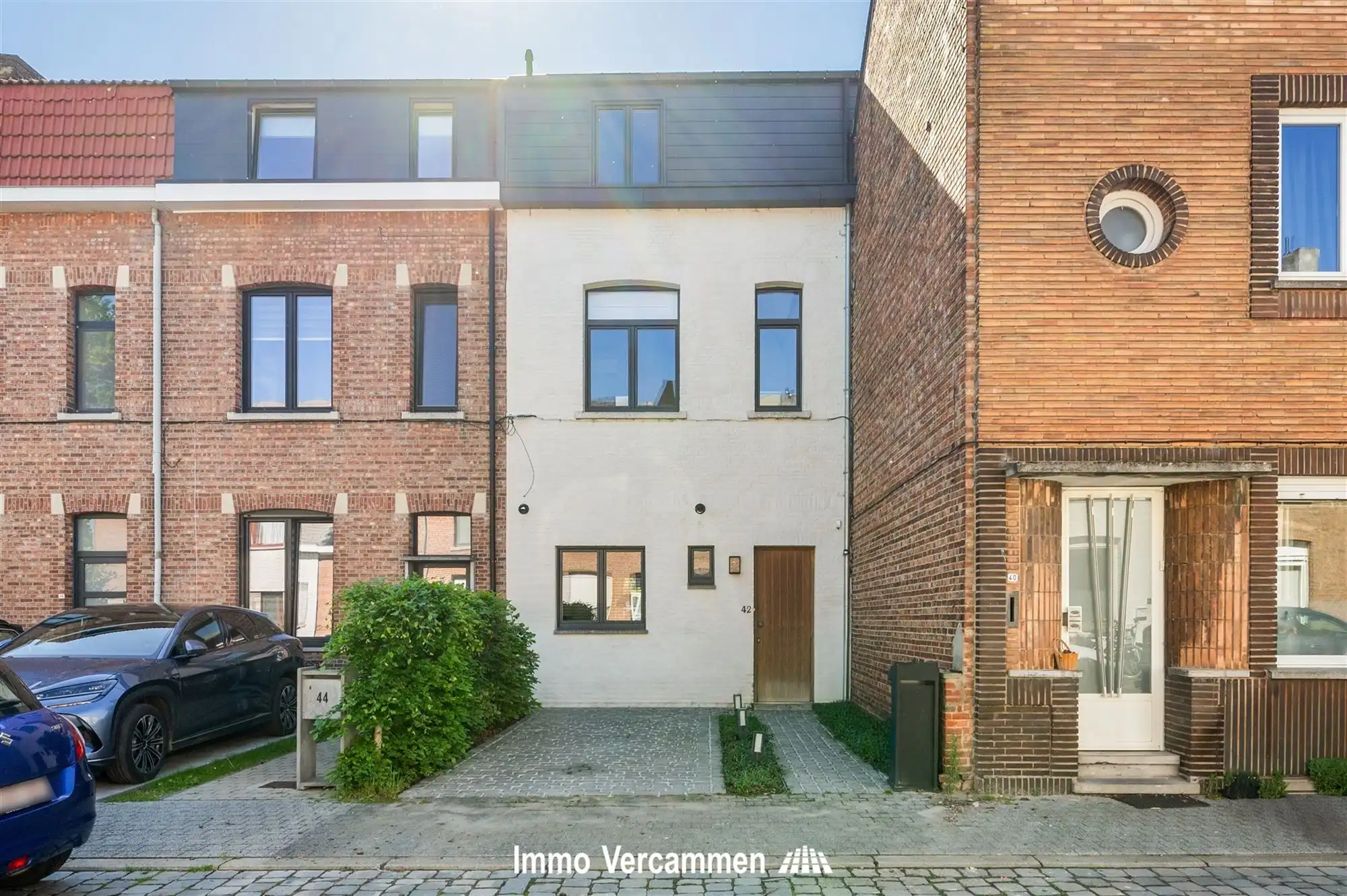 Knap afgewerkte woning, aan de vaart te Mechelen foto {{pictureIndex}}