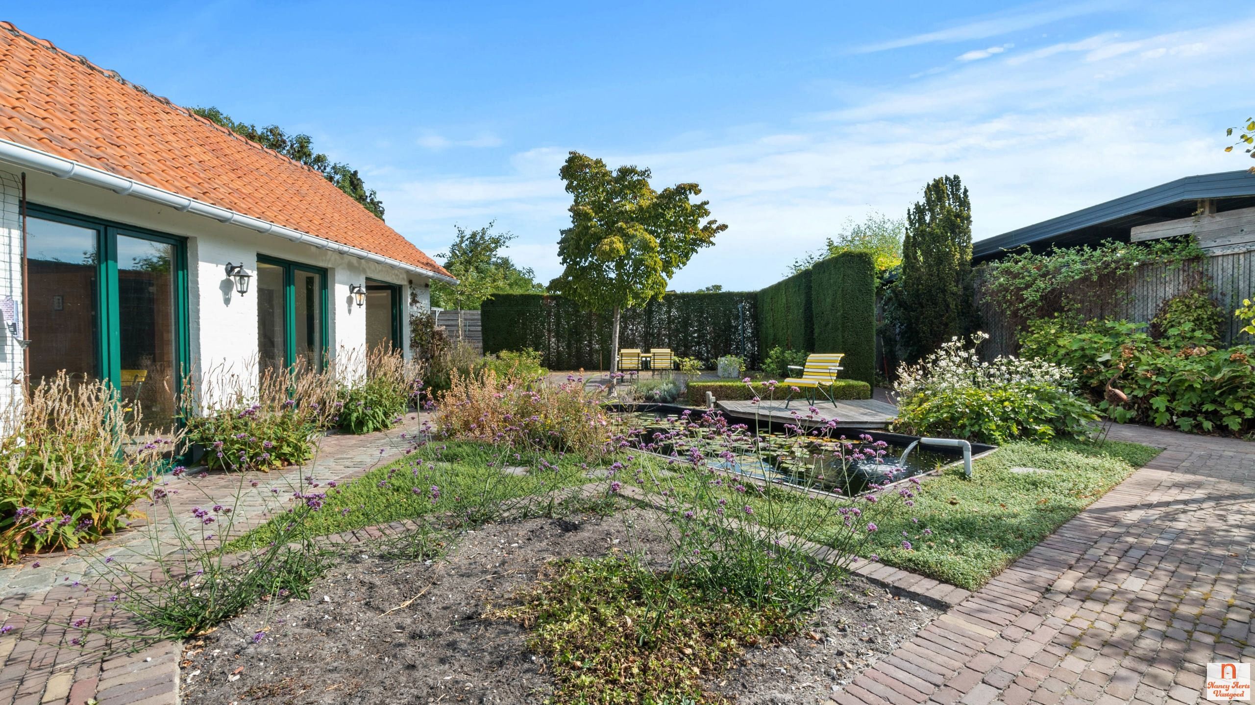 Instapklare woning met uitzonderlijk grote tuin met vijver foto 20