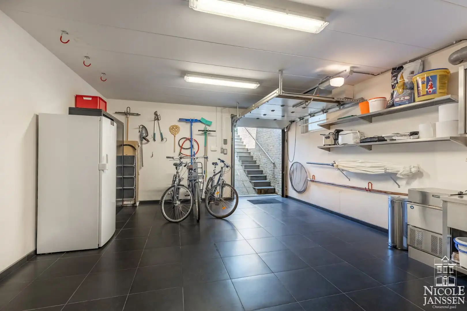 Luxueus ingerichte villa met vier slaapkamers en verzorgde tuin foto 36