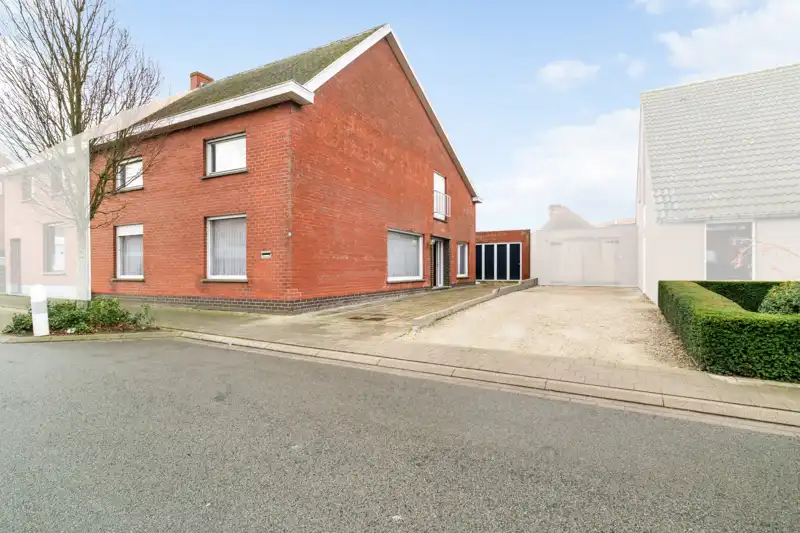 Westrozebeke-centrum. Te renoveren half open bebouwing, uitzonderlijke grote woning met veel bergruimte en garage. Potentieel als woonruimte 165-225m2. Tuin en tuinhuis. foto 2