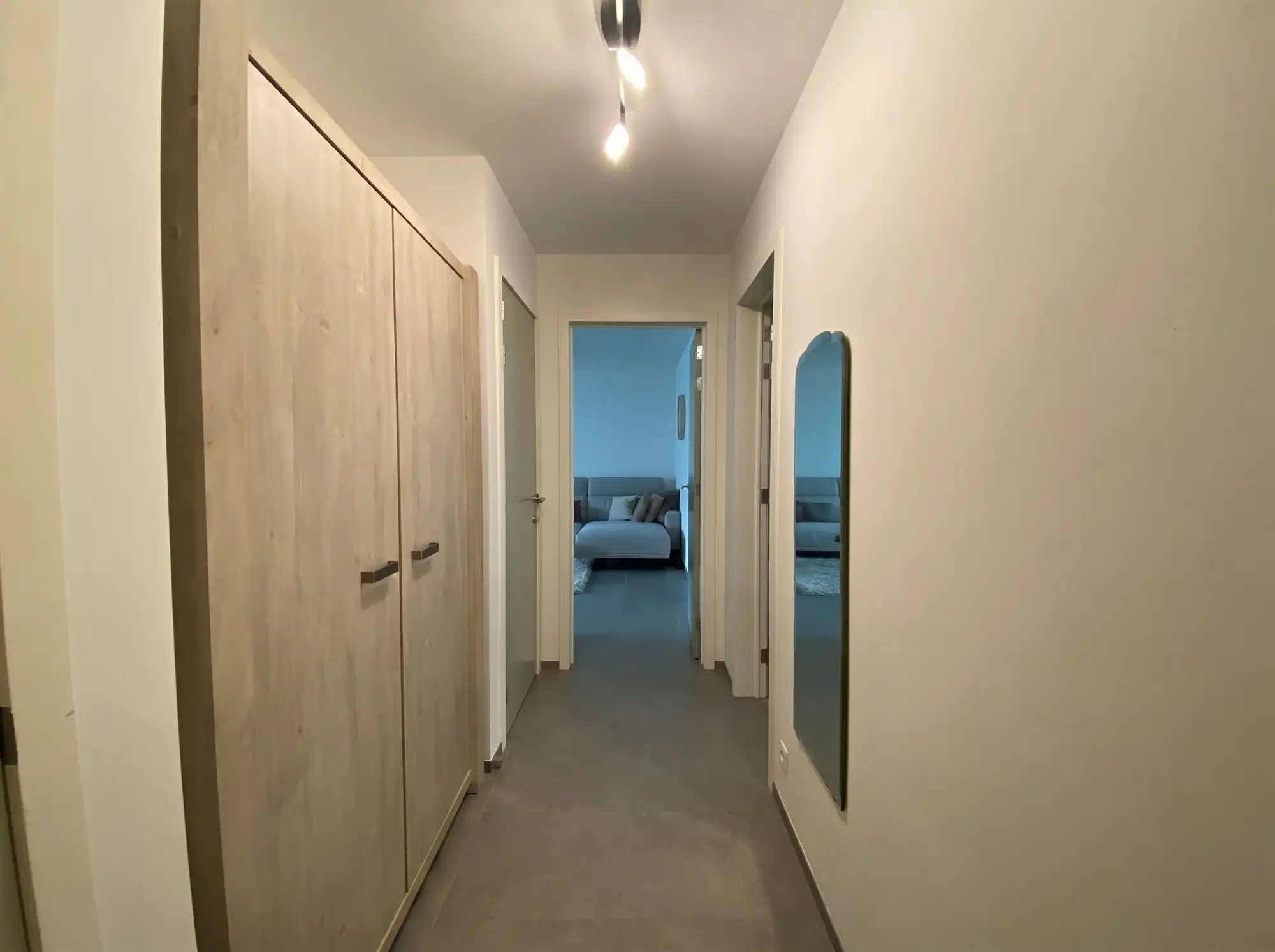 Knap en energiezuinig gelijkvloers appartement met 2-slpk, aangename tuin en een autostaanplaats foto 2