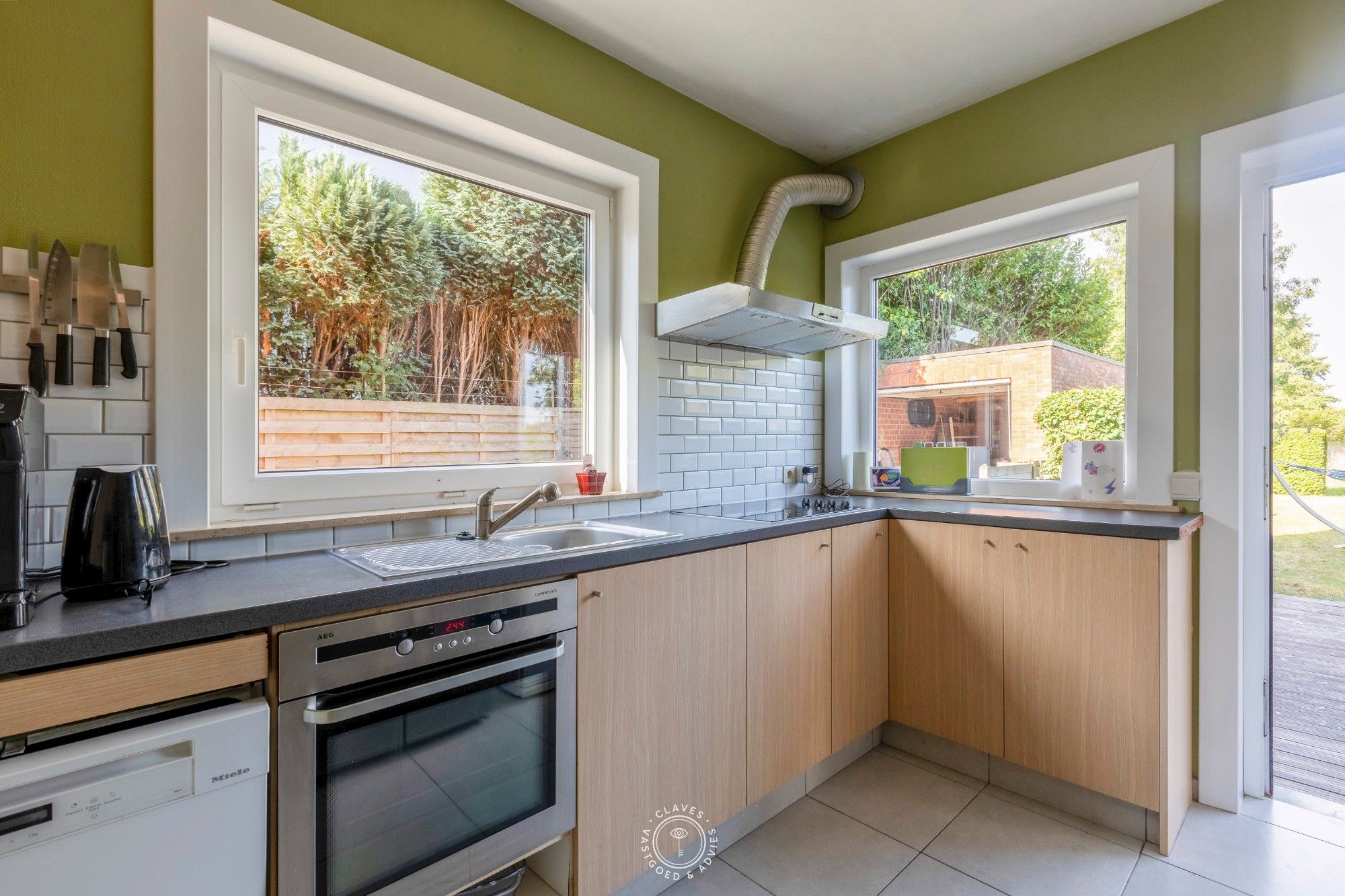 Charmante halfopen woning met lange oprit en zonnige tuin foto 10