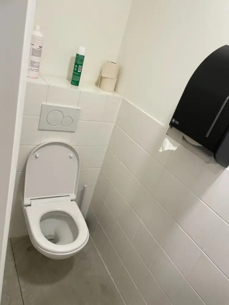 Handelsruimte of kantoorruimte te huur foto 17