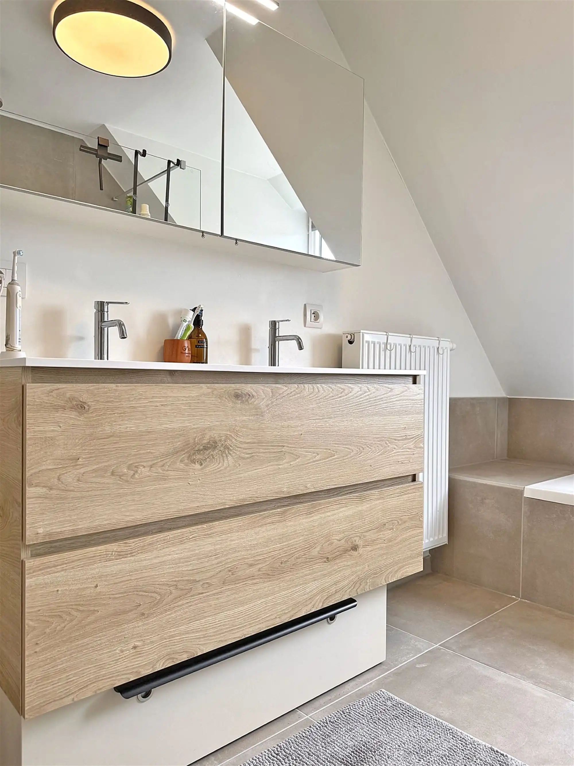 Recente, instapkl. WONING met 3 slpks, terras / tuin & 2 autostnpltsn foto 12