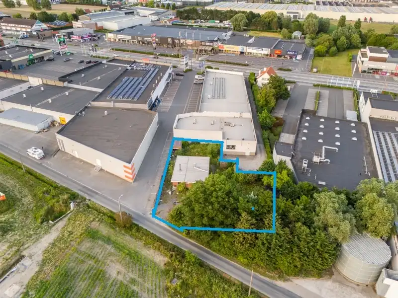 Roeselare-Brugsesteenweg. BOUWGROND + VERGUNDE PLANNEN voor  het bouwen van LOODS 486m2 & LOFT.  Unieke ontwikkelingszone op uitstekende ligging.  Perceel / tuin inclusief +/- 1080 m2. foto {{pictureIndex}}