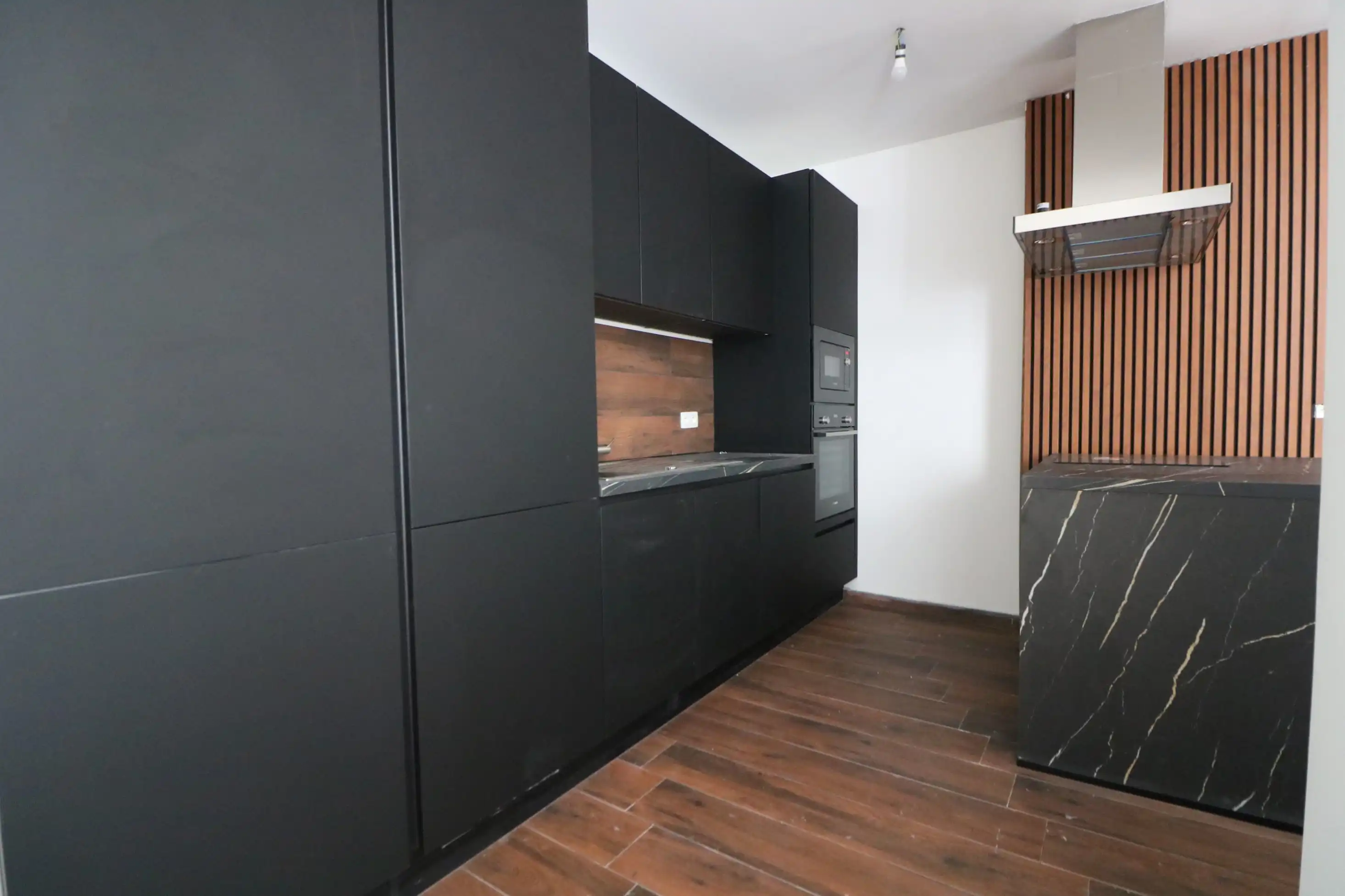Zeer ruim, volledig gerenoveerd duplexappartement (162 m²) met 3 slaapkamers en 2 badkamers. foto 3