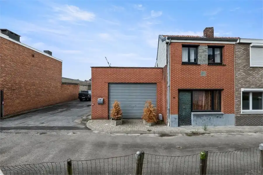 Hoofdfoto van de publicatie: 2 TE RENOVEREN WONINGEN+ 16 GARAGES OP EEN PERCEEL VAN 9A87