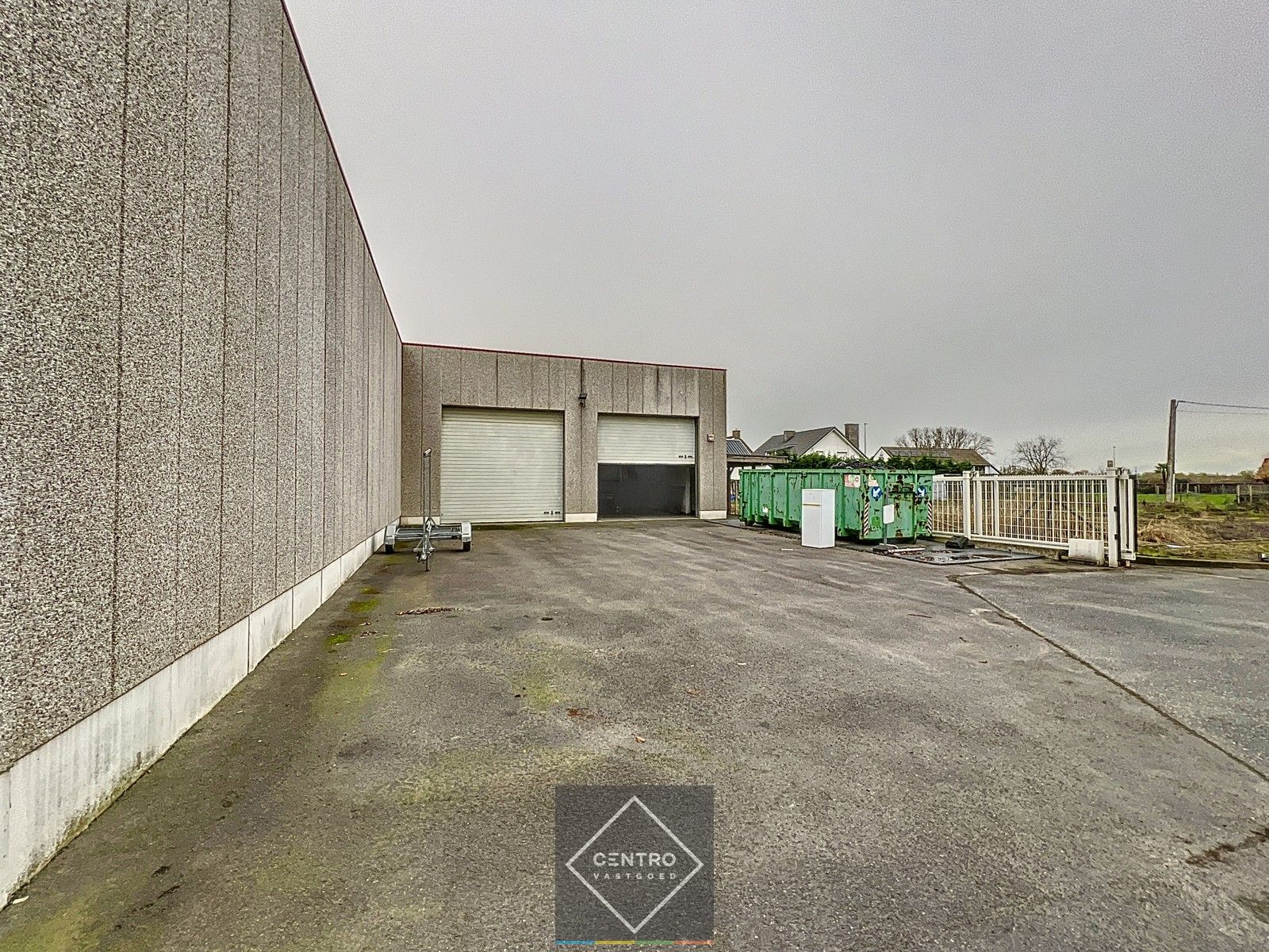 Instapklare OPSLAGRUIMTE (130 m²) met KANTOOR (65 m²) op omheinde TOPLIGGING vlakbij afrit 6 Roeselare-Rumbeke ! foto 2