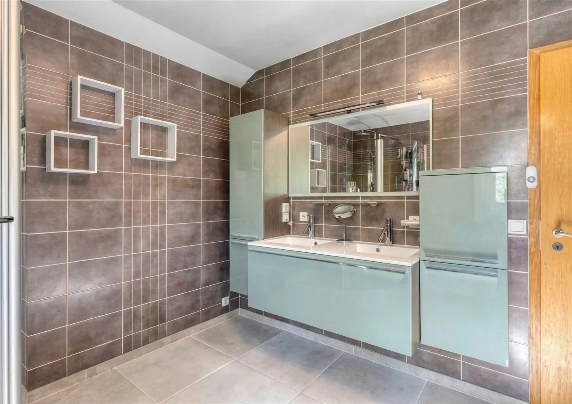 Knappe gezinswoning met 3 slaapkamers, zonnige tuin en achterliggende weilanden foto 15