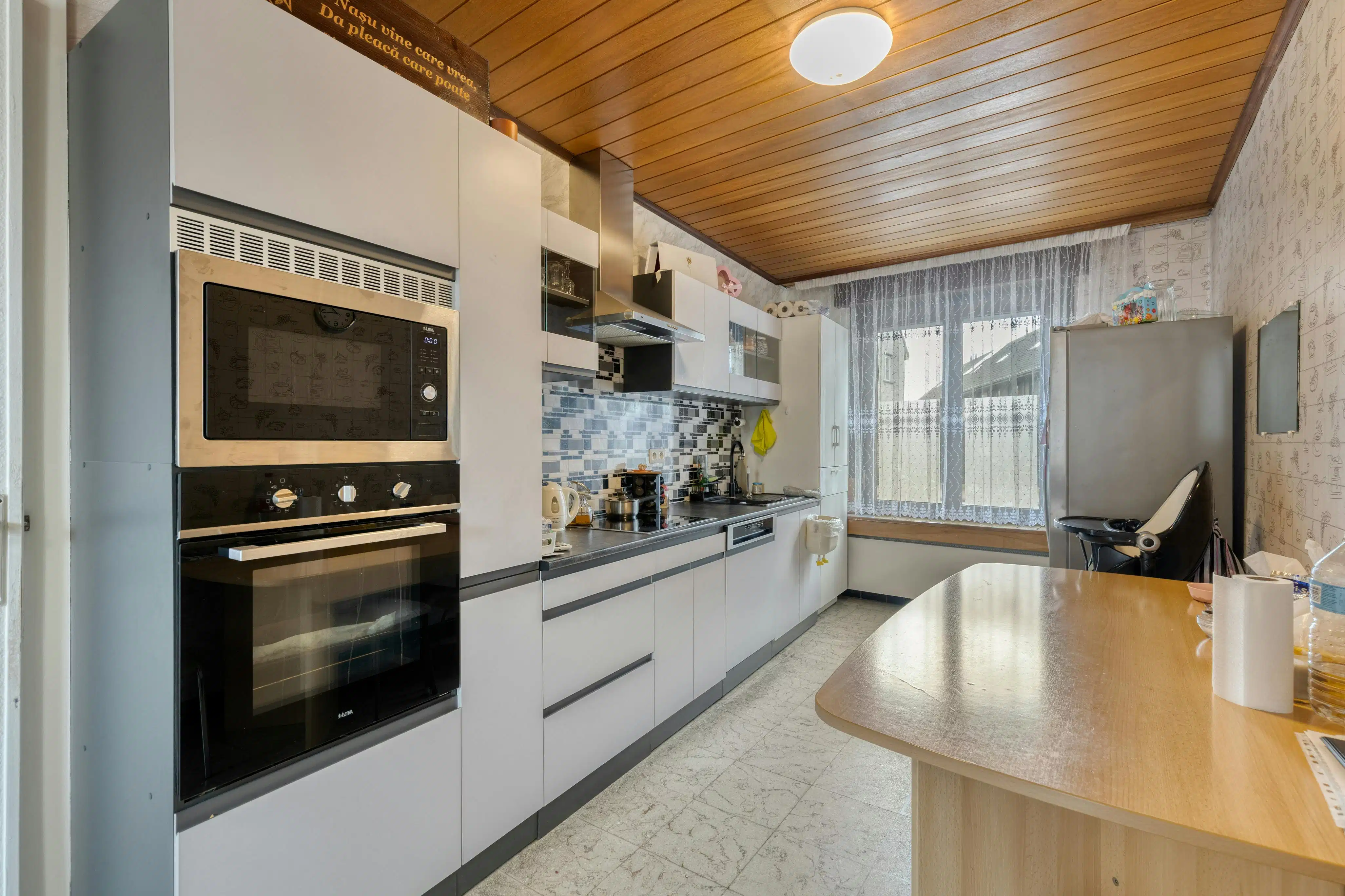 Ruime rijwoning met tuin en garage nabij centrum Izegem. foto 7