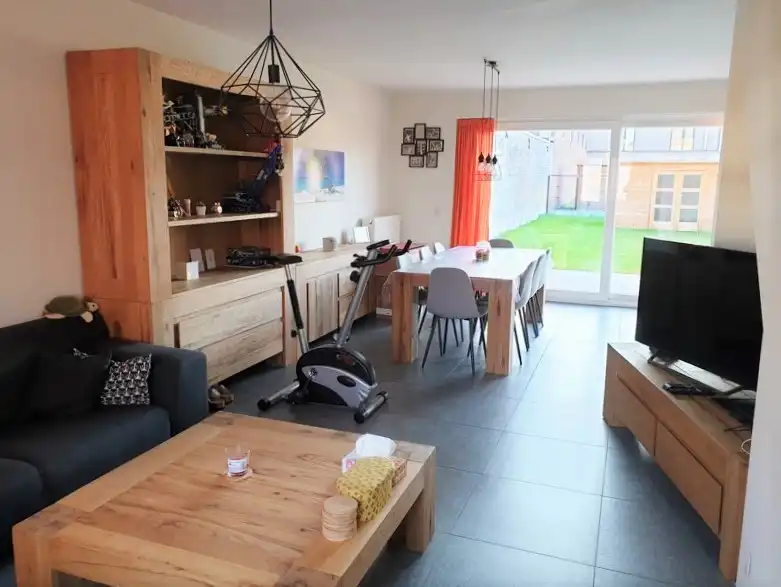 Moderne gezinswoning TE HUUR met carport en 3 slaapkamers,  tuin met terras op boogscheut van centrum Avelgem. foto 2