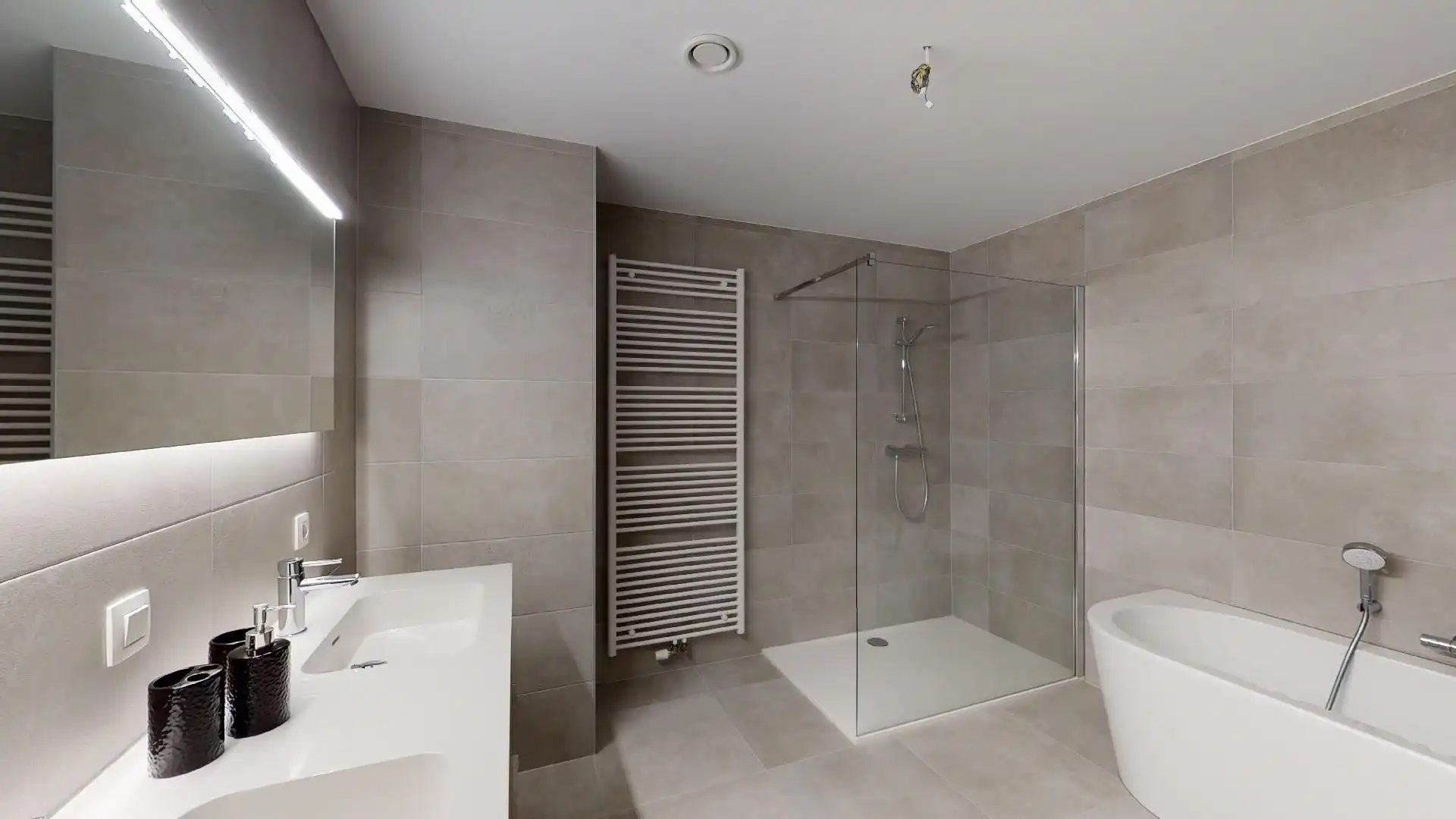 ZEER RUIME KWALITATIEVE WONING MET INPANDIGE GARAGE foto 29