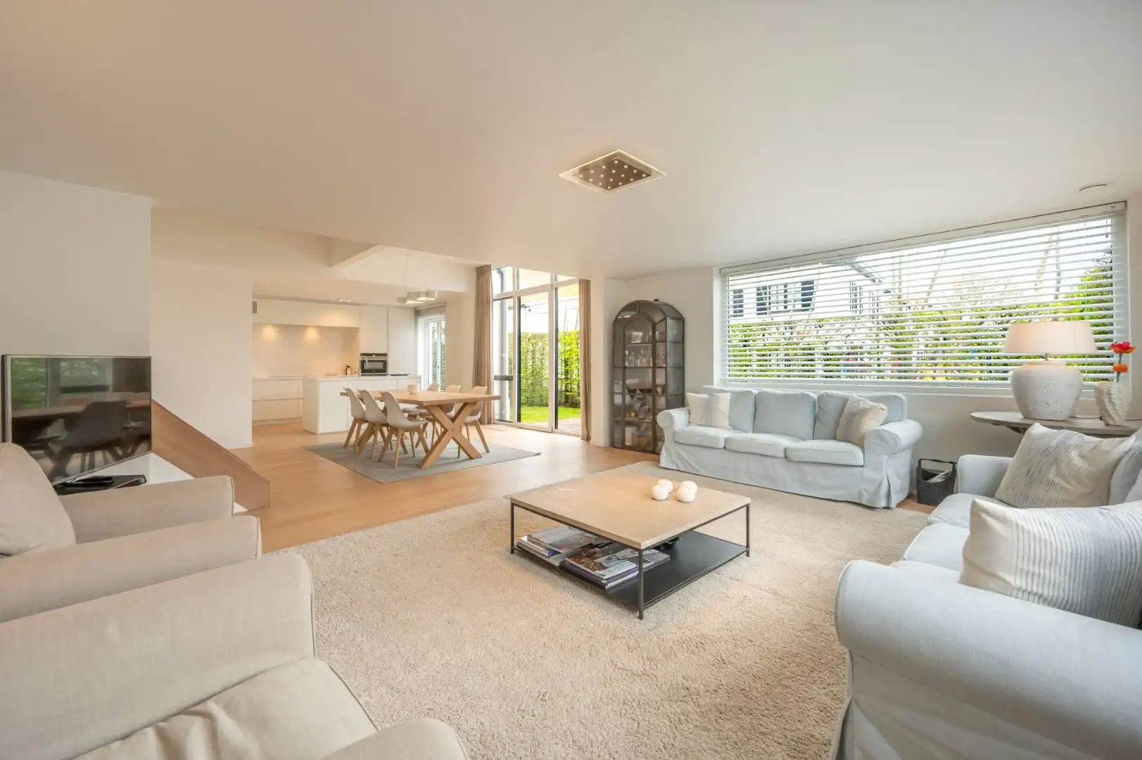 Instapklare woning met 5 slaapkamers aan de Oosthoek. foto 2