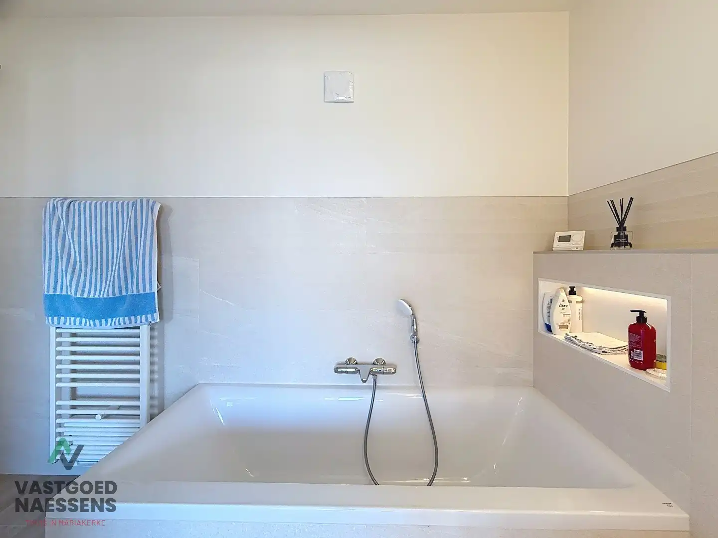 SCHITTEREND VERNIEUWD 3 SLPK APP MET ZICHT OP ZEE EN TERRAS foto 27