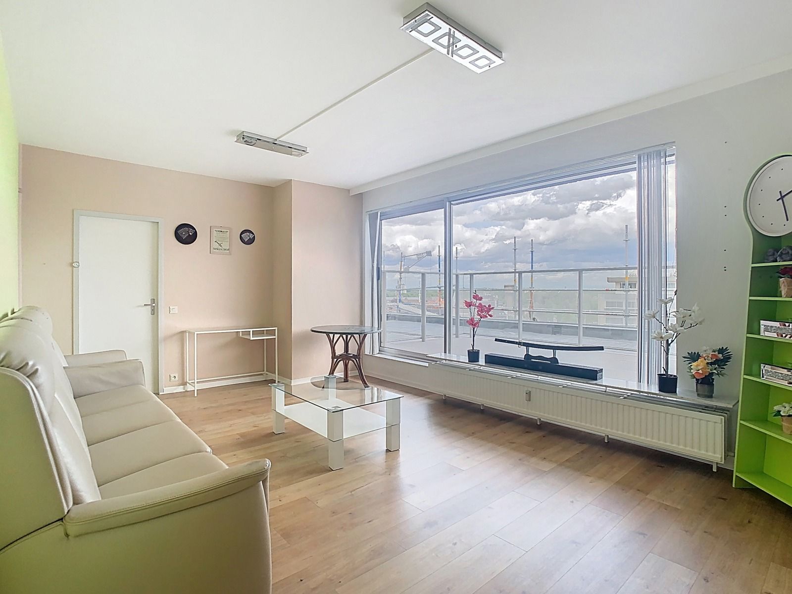 Instapklaar appartement met 1 SLPK én GROOT Terras! foto 2