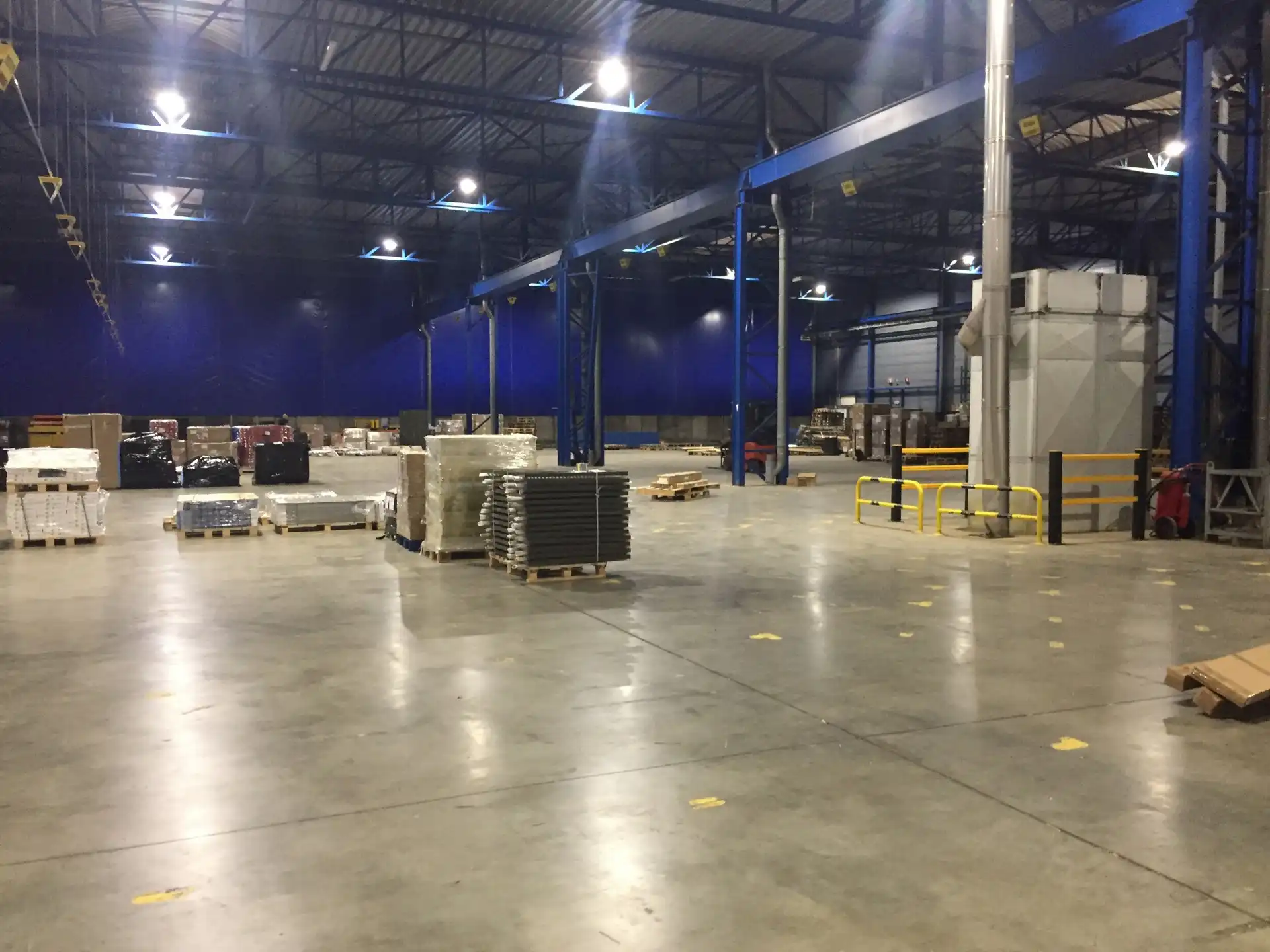 Te Huur Genk: Magazijn met kades en poort foto 4