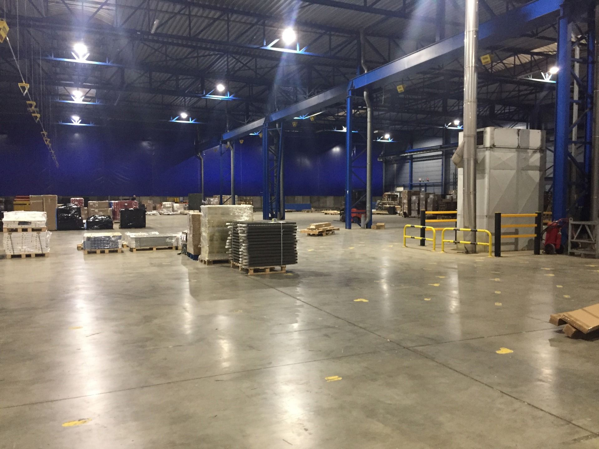 Te Huur Genk: Magazijn met kades en poort foto 4