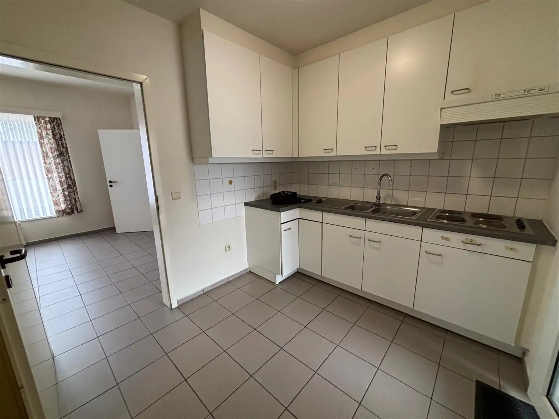 Ruim gelijkvloers appartement nabij station en centrum foto 4