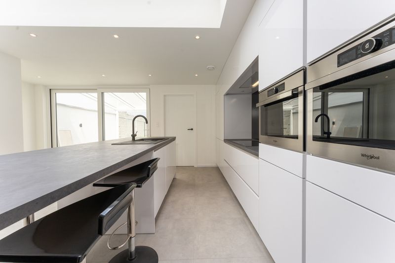 Rumbeke-'t Sterrebos. TWEEGEVEL-VILLA met hoogstaande afwerking, verfijnd interieur en ruime leefruimte. 3 slaapkamers en 2 badkamers. Exclusief mooi aanbod / uistekende ligging ! foto 6