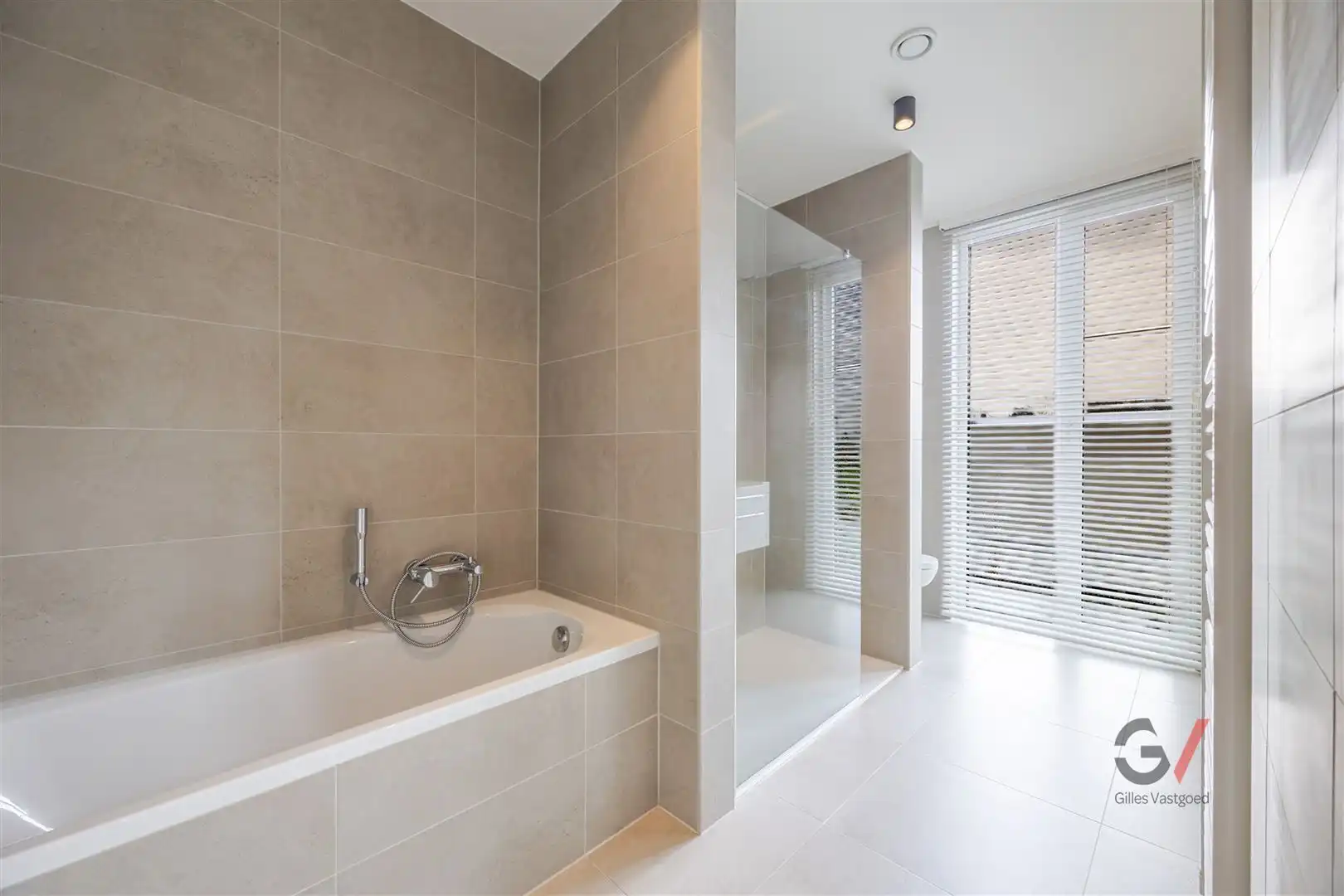 Lichtrijk en modern appartement met ruim terras foto 15