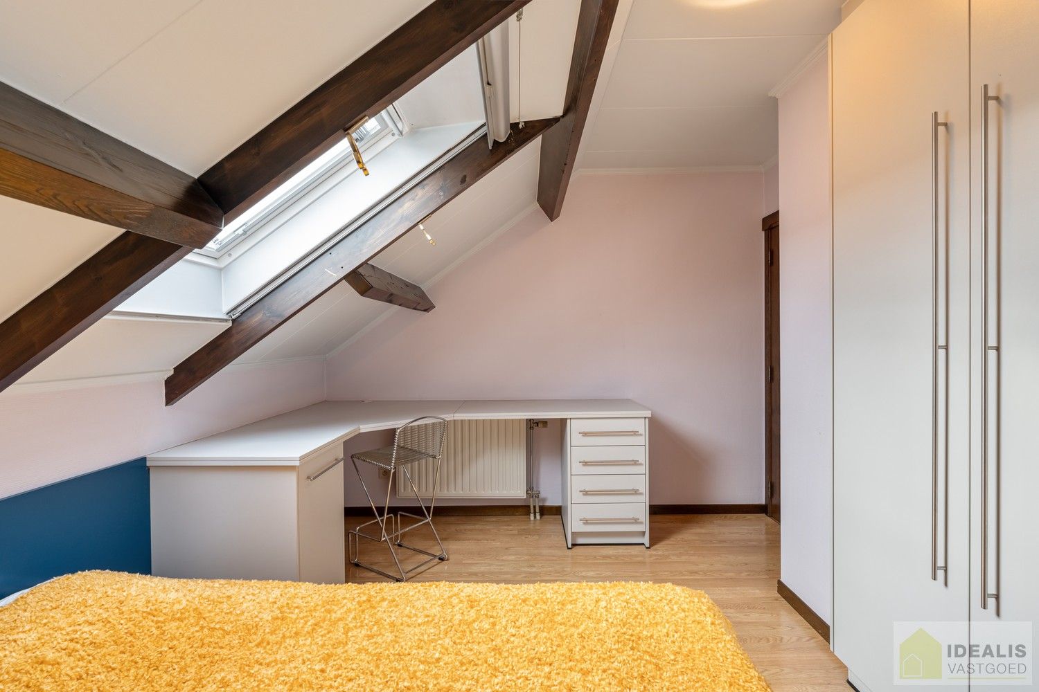 RUIME, INSTAPKLARE EN ENERGETISCH AANGEPASTE WONING VOORZIEN VAN 15 ZONNEPANELEN EN ZONNEBOILER. RIANTE WOONKAMER, KNAPPE KEUKEN, APART BUREEL, APARTE HOBBYRUIMTE, FIJNE WASPLAATS, 4 SLAAPKAMERS, 2 BADKAMERS EN INPANDIGE GARAGE! foto 36