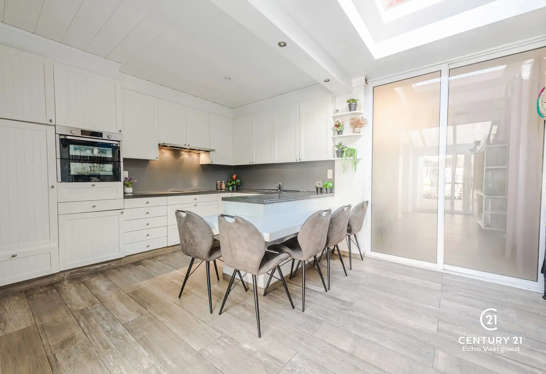 Ruime, gerenoveerde woning met 4 slpk en stadstuin foto 14