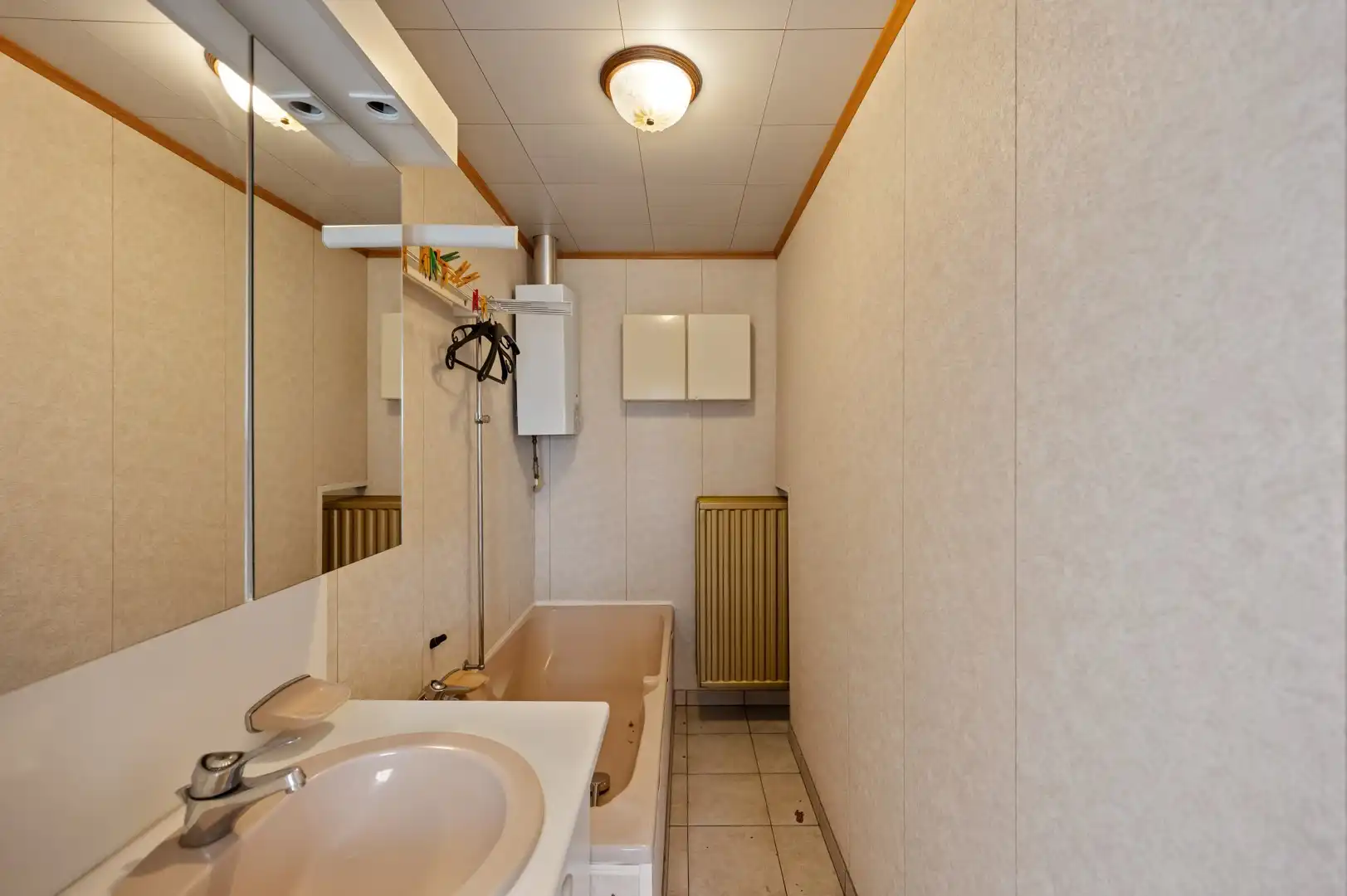 Renovatiewoning met grote tuin gelegen n een doodlopende straat over een bos foto 7