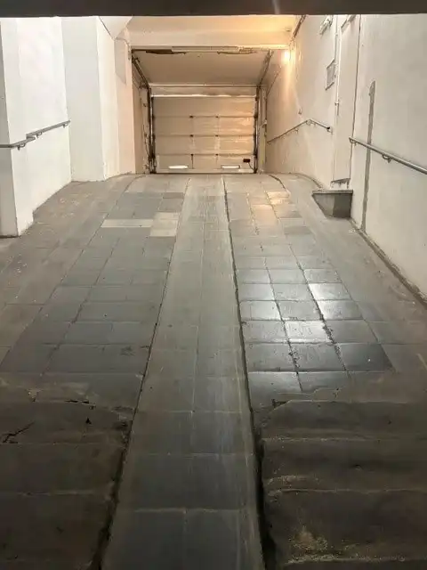 Gesloten garagebox met elektrische poort en verlichting foto 10