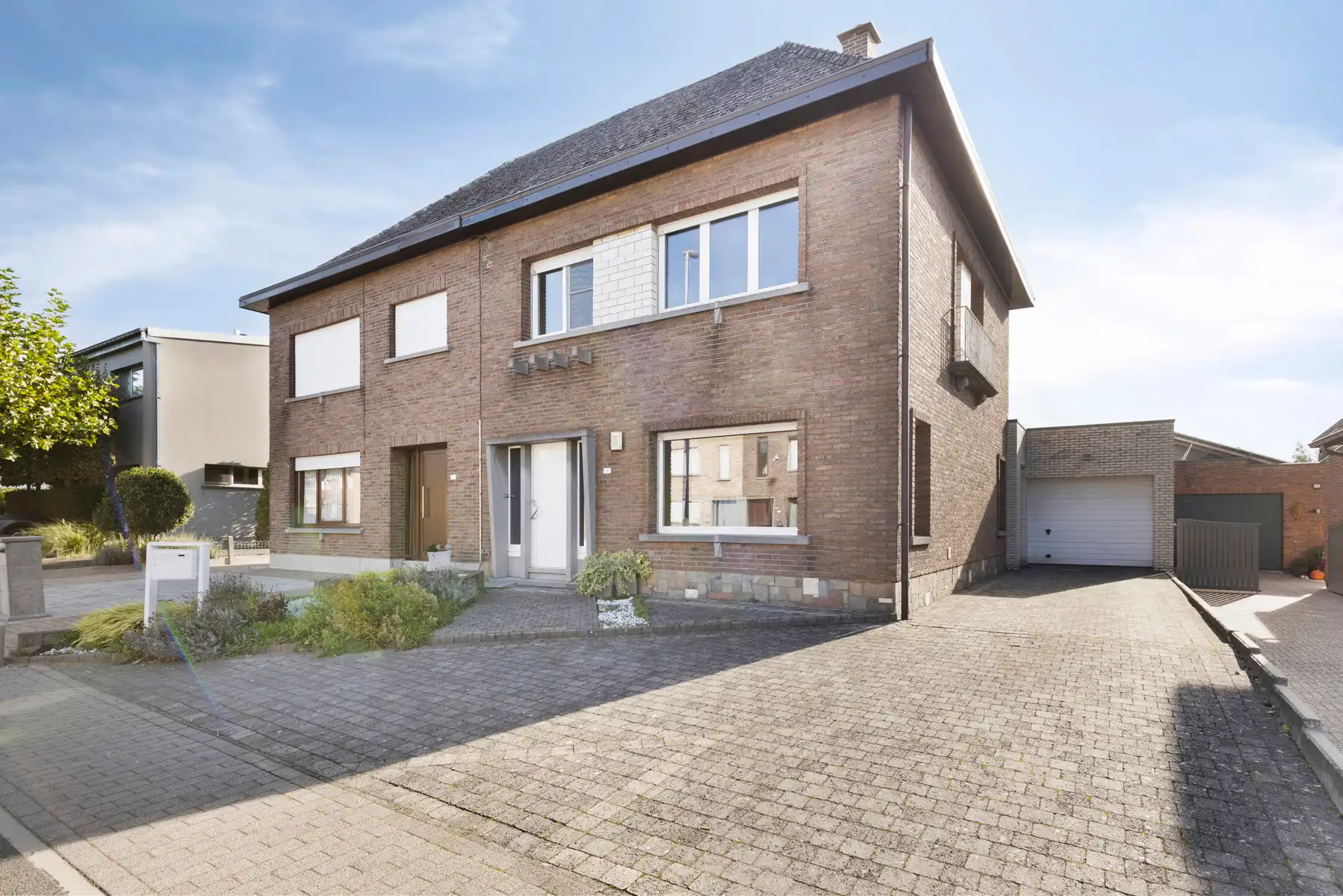 Solide halfopen bebouwing met 3 slaapkamers en garage foto 2