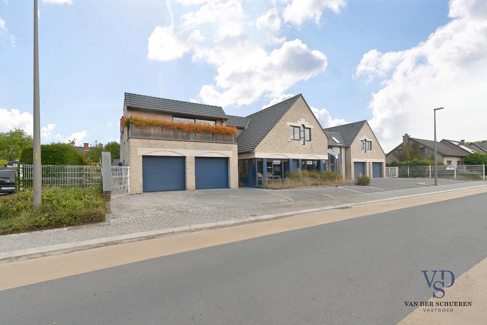 Ruim handelspand met penthouse in villastijl foto {{pictureIndex}}
