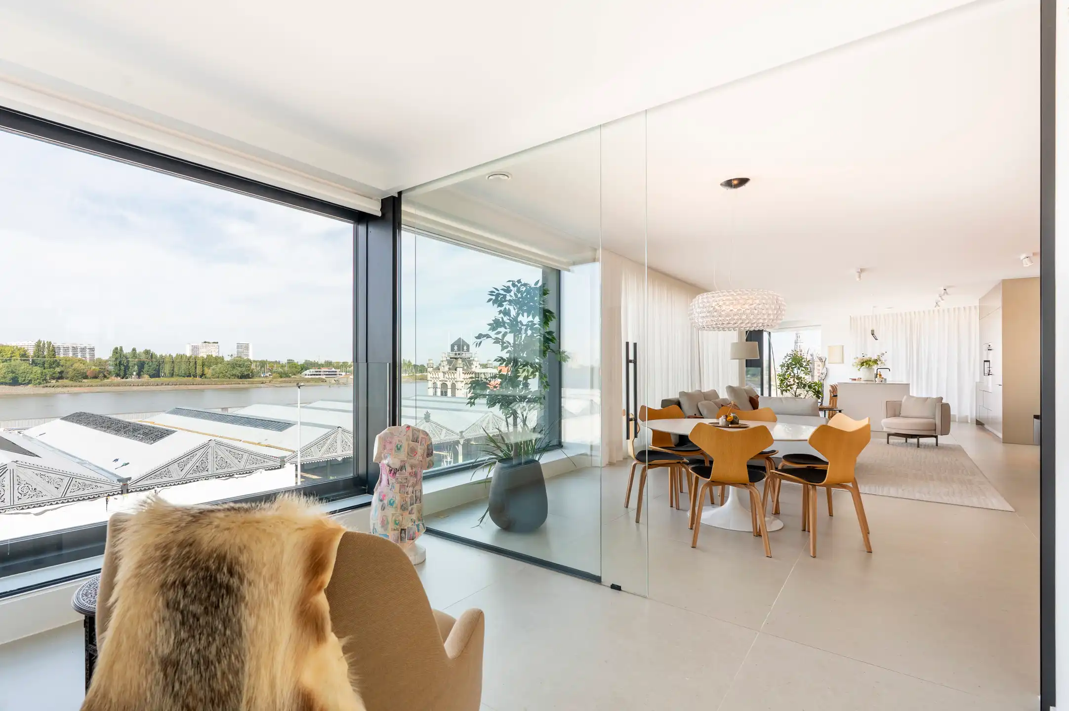 ANTWERPEN - Tijdloos en klassevol aan de Scheldekaaien foto 2