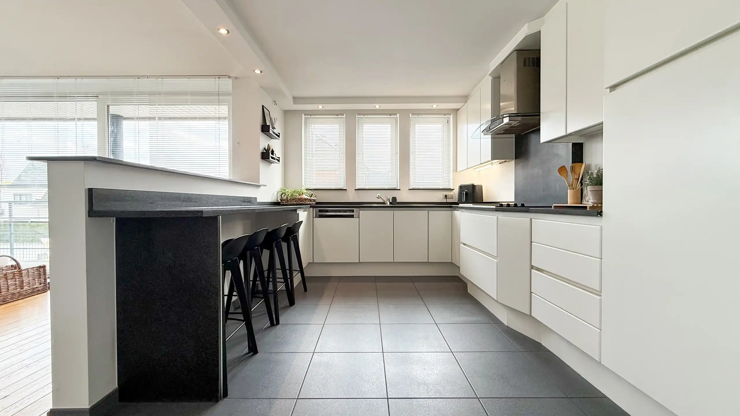 Zeer ruim appartement met 4 slaapkamers en parking in Tuilt! foto 9