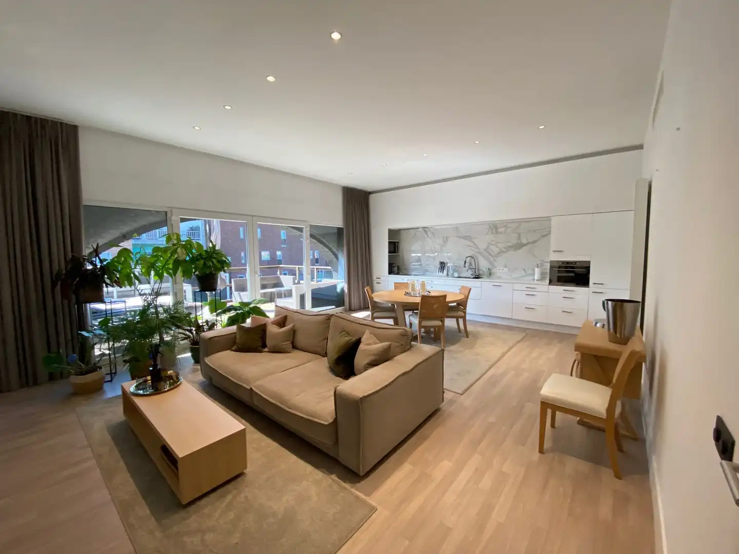 Multifunctioneel pand nabij centrum Aalst met luxe-appartement foto {{pictureIndex}}