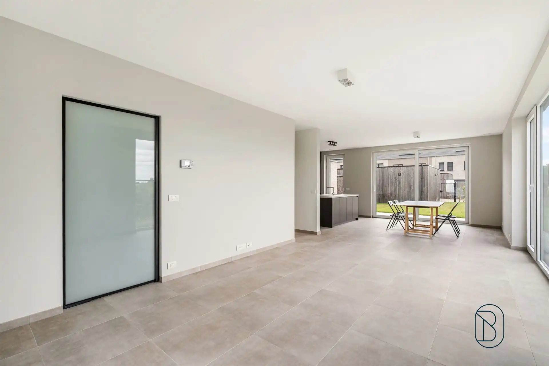 Recente halfopen bebouwing met 4 slaapkamers, tuin en garage foto 11