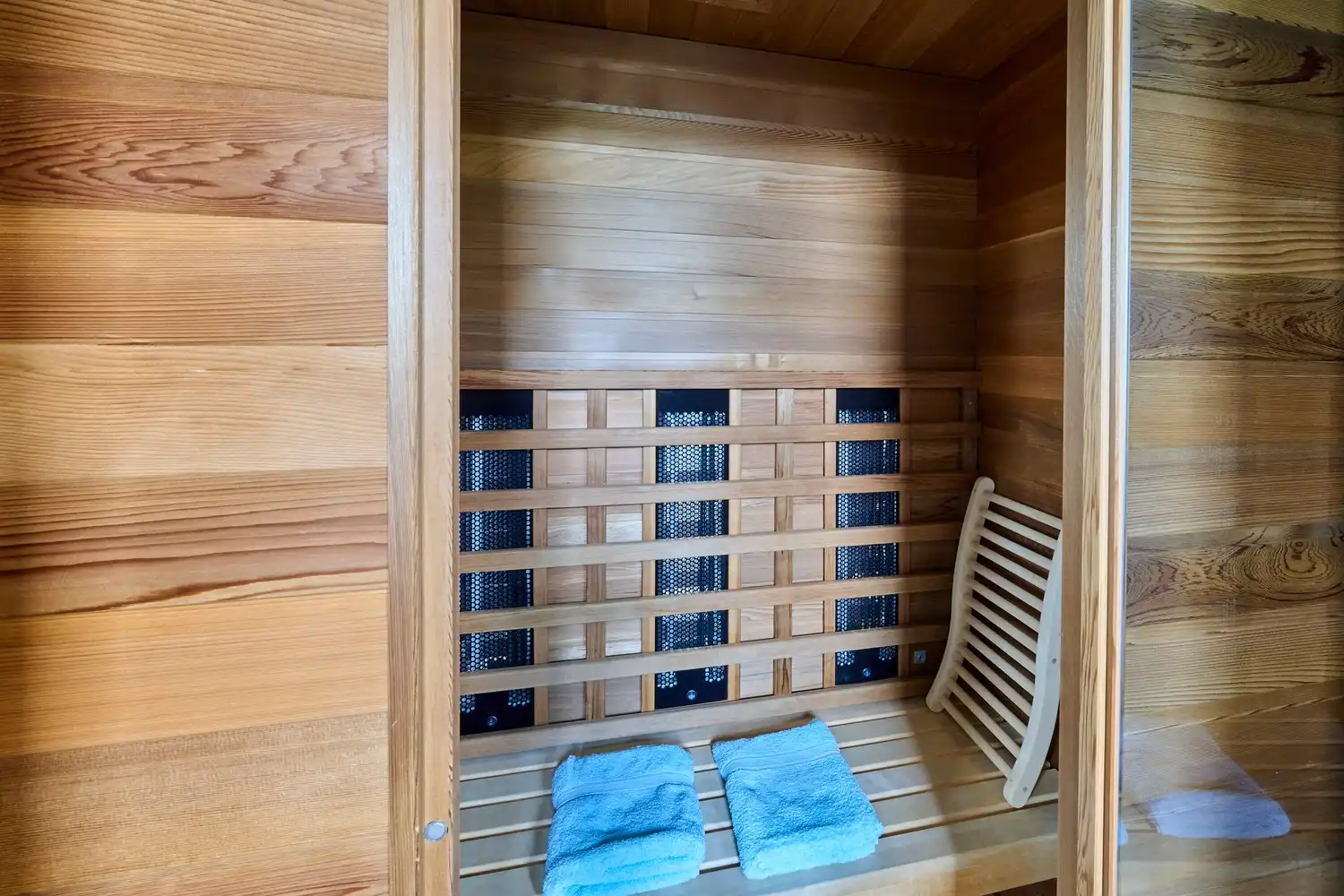 Prachtige instapklare villa met heerlijke leefruimtes voorzien van alle comfort, 4 slaapkamers, 3 badkamers, een perfect aangelegde tuin in alle privacy foto 15
