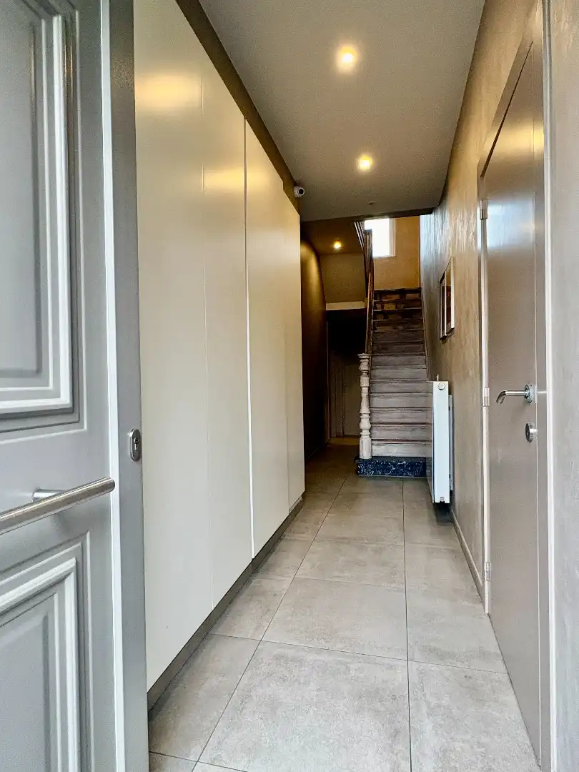 Totaal gerenoveerde woning met 305 m² bew. Opp., 4slks + gelijkvloerse kamer. foto 6