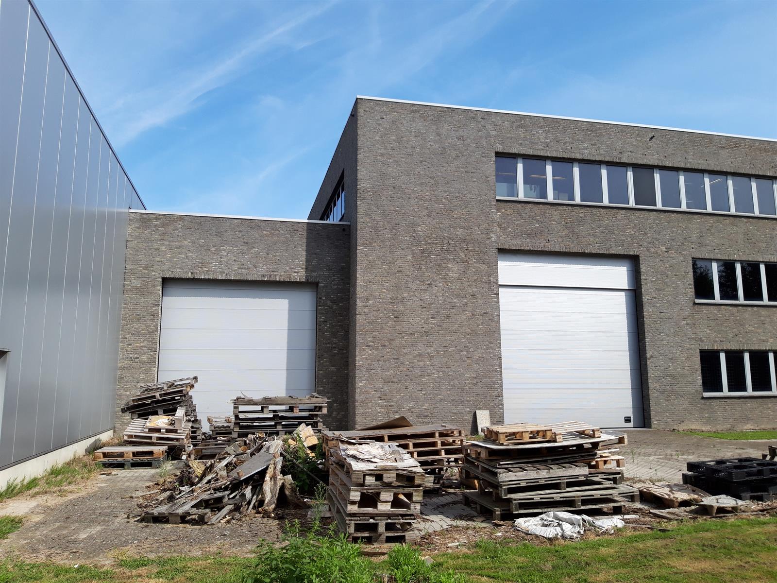 Magazijn, kantoren en toonzaal te huur in Aartselaar foto 42