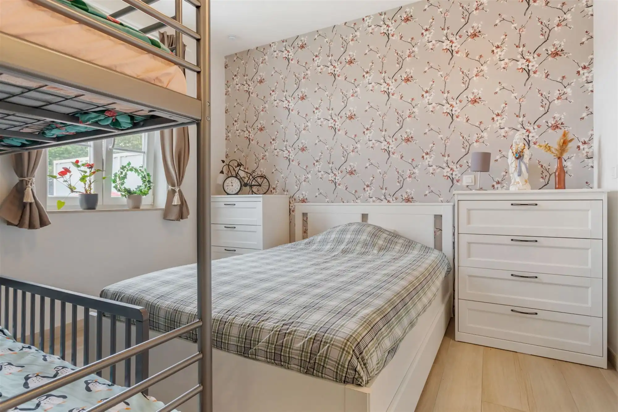 RECENT GELIJKVLOERS APPARTEMENT MET BIJHOREND TERRAS EN RUIME PRIVATE TUIN GELEGEN TE MEERHOUT foto 15