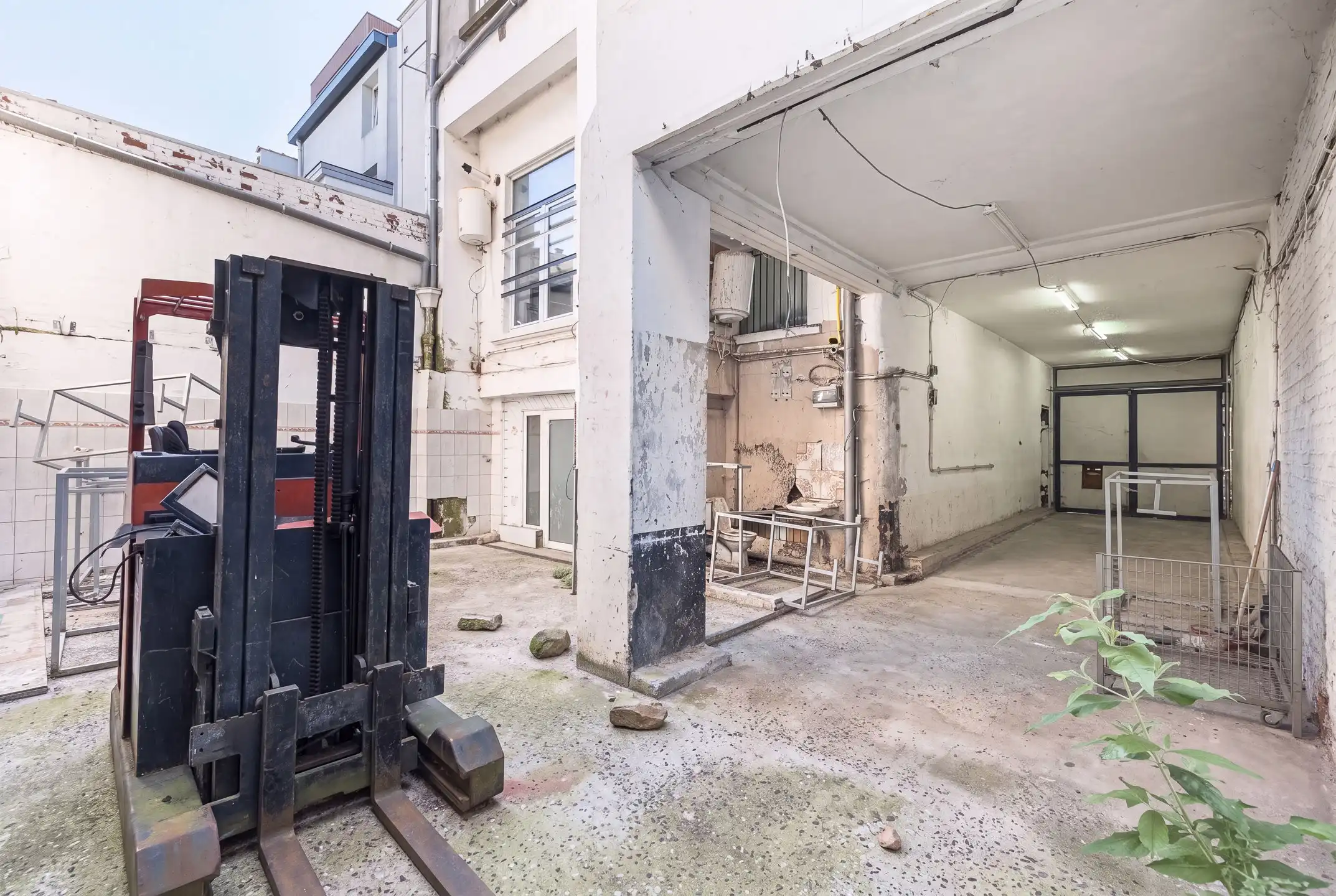 Werkplaats/magazijn van ± 530 m² met kantoor van ± 35 m² foto 9