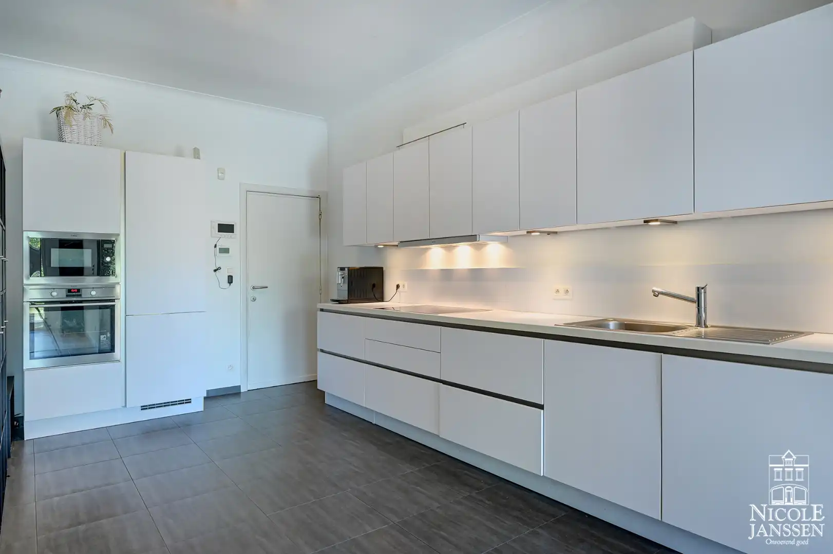 Ruim ingedeeld karakteristiek pand met garage en diepe tuin op een royaal perceel foto 9