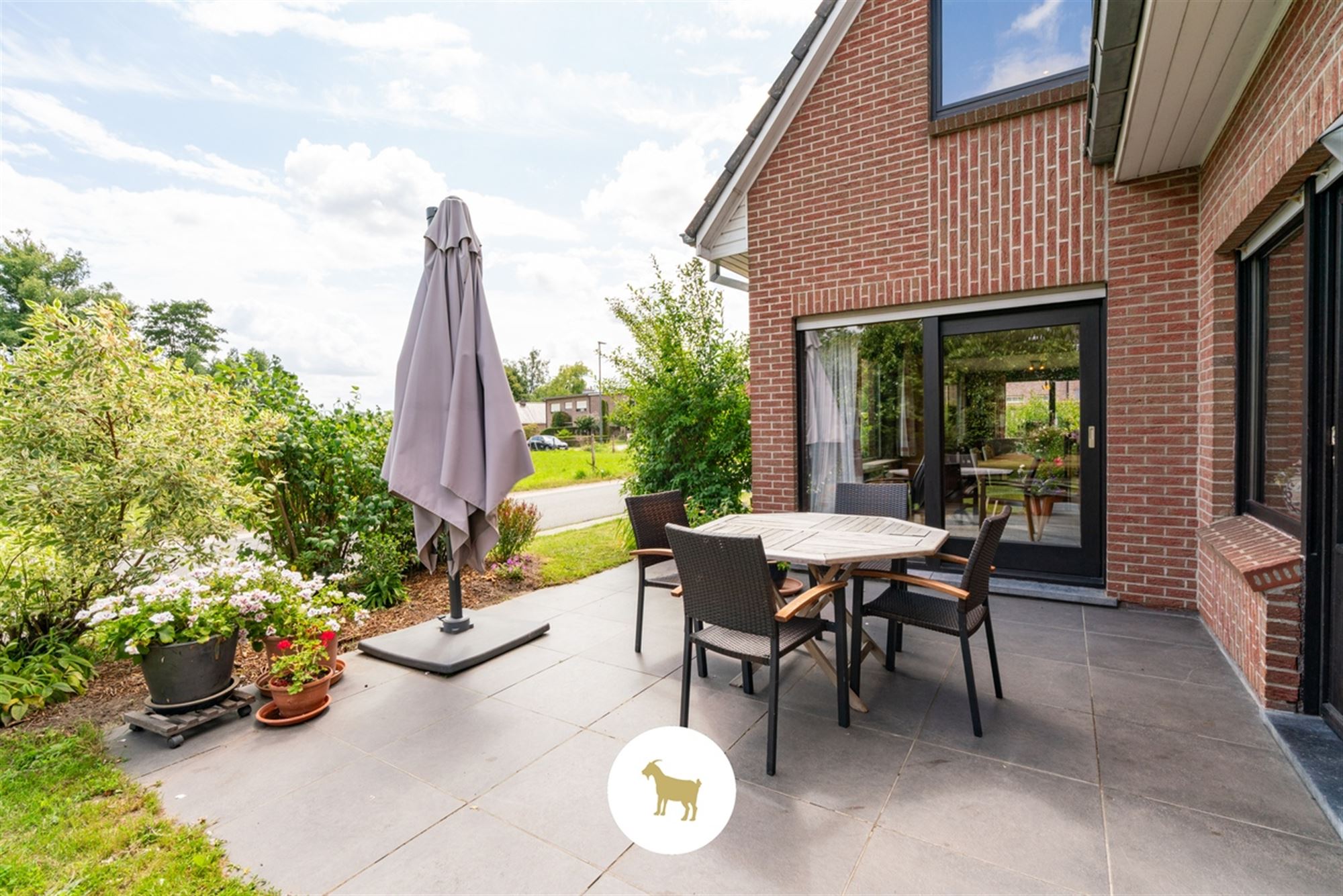 Te renoveren ALLEENSTAANDE WONING met 4 SLAAPKAMERS en GARAGE op een PERCEEL van 648m² foto 8
