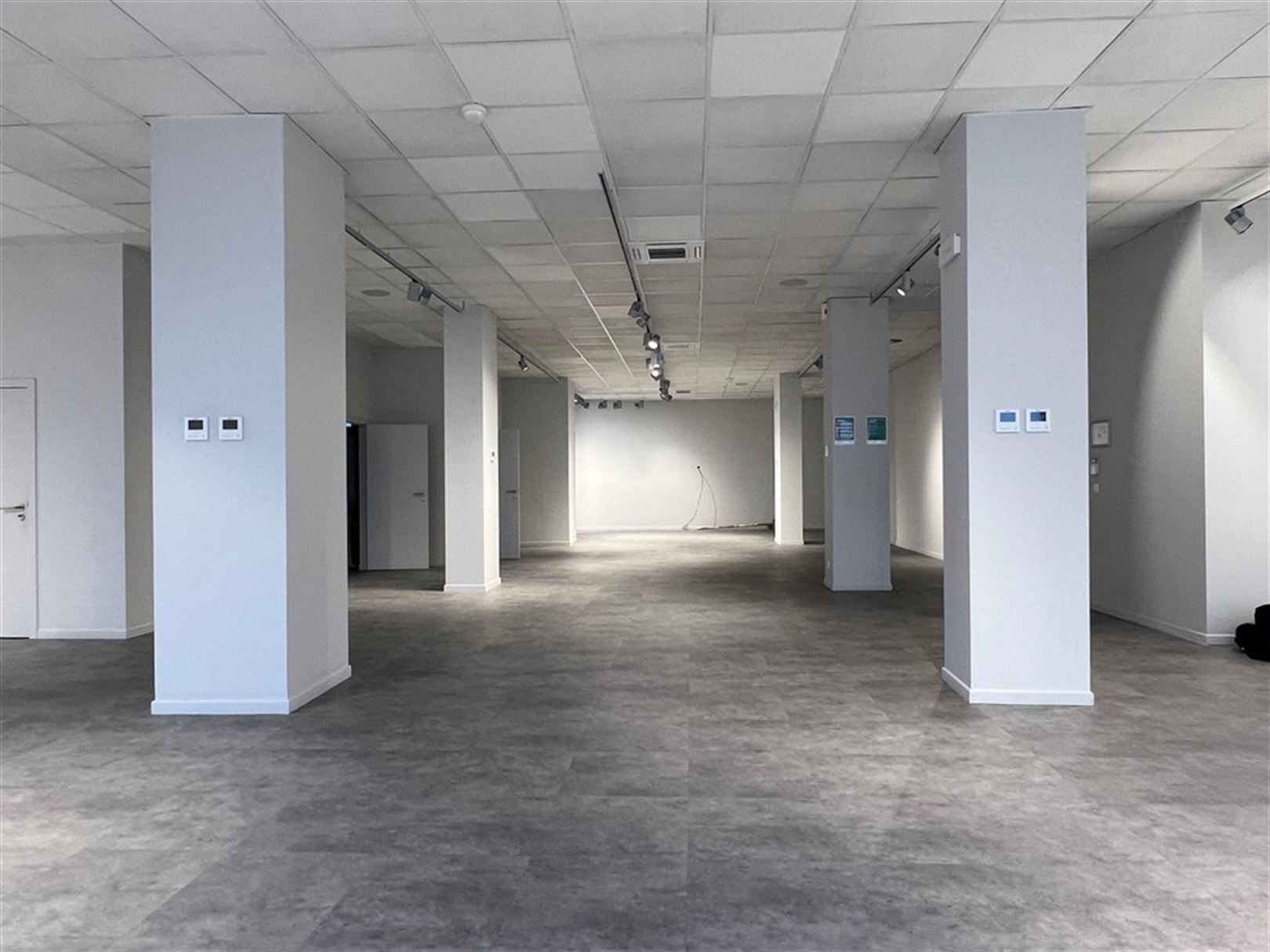 Voormalige showroom van Italiaans modemerk nabij Antwerpen-Centraal foto 4