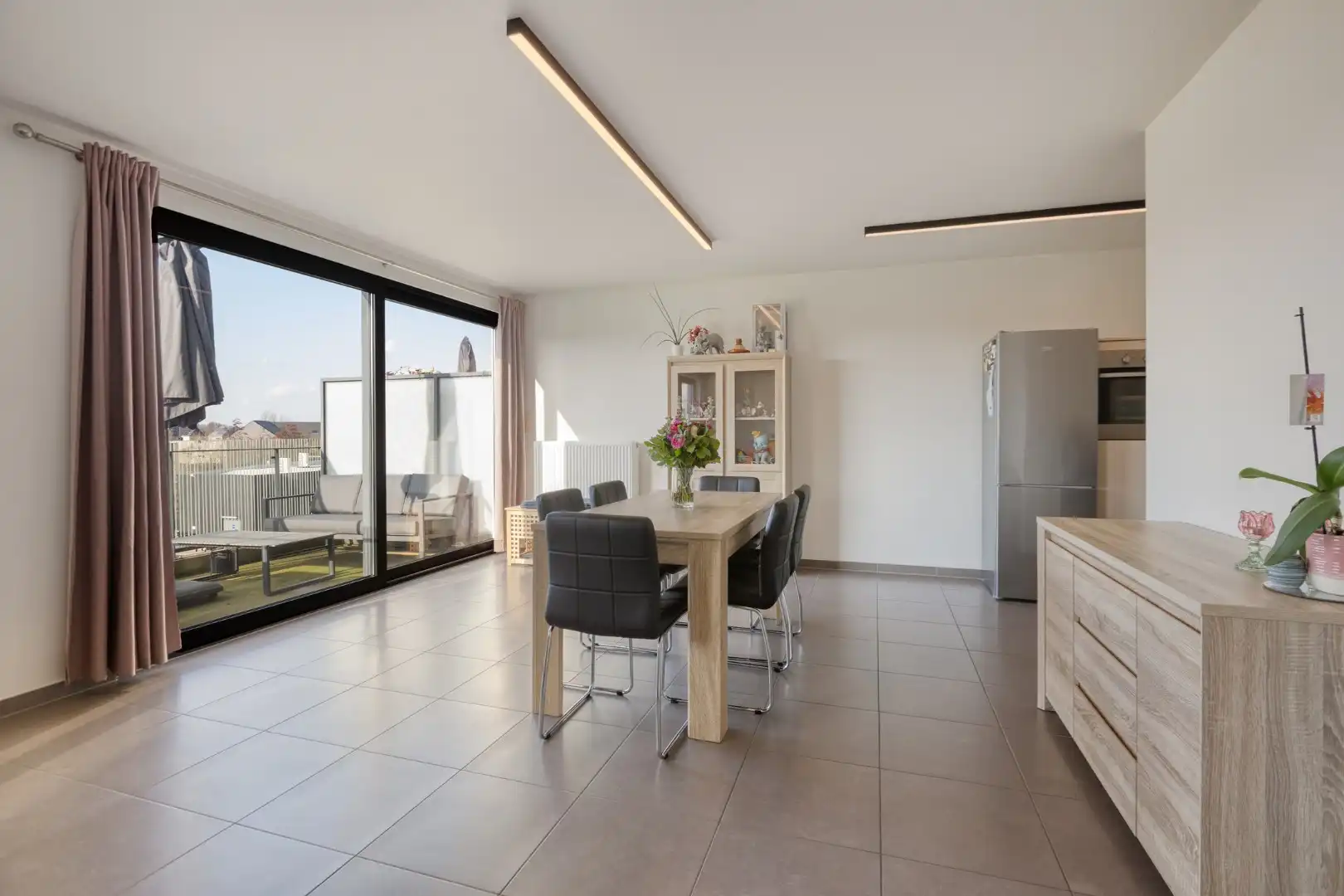 LICHTRIJK APP. VAN 90M² MET 2 SLPK., TERRAS en AUTOSTANDPLAATS OP TOPLOCATIE in BILZEN-HOESELT! foto 7