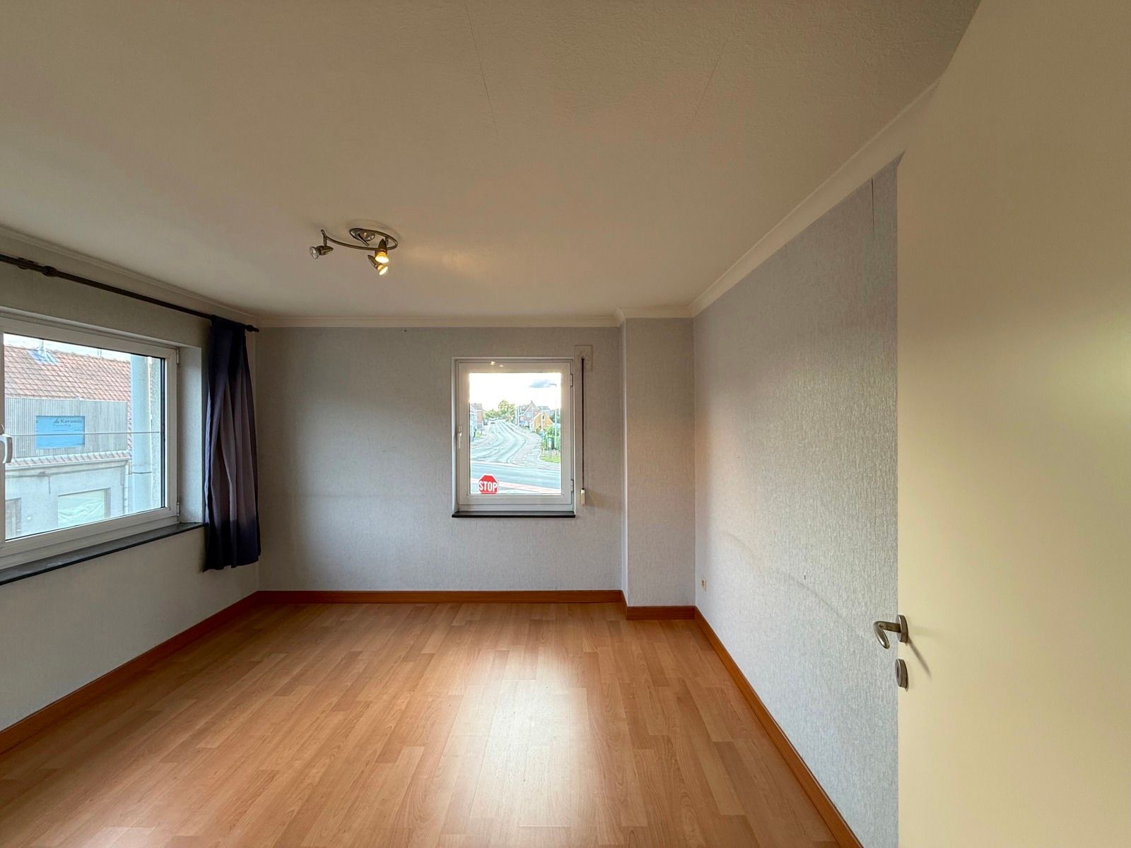 Half open woning met 4 slaapkamers, tuin en garage foto 12