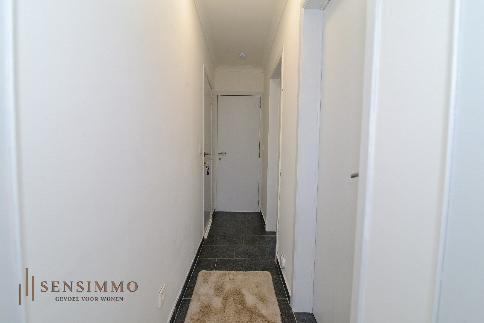 Gerenoveerd appartement met terras en 2 slaapkamers in Genk foto 8