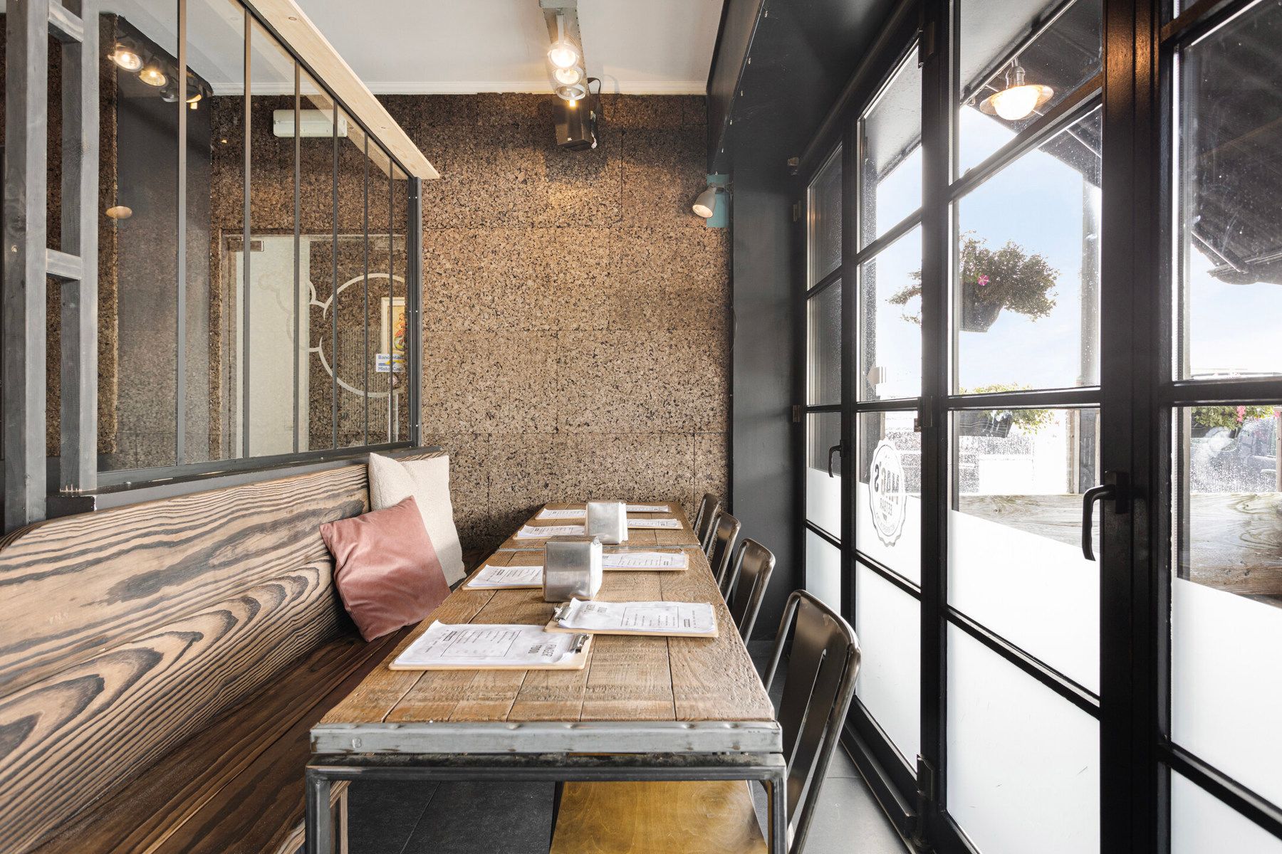 Gebouw momenteel ingericht als restaurant op stationsplein van Halle. foto 5