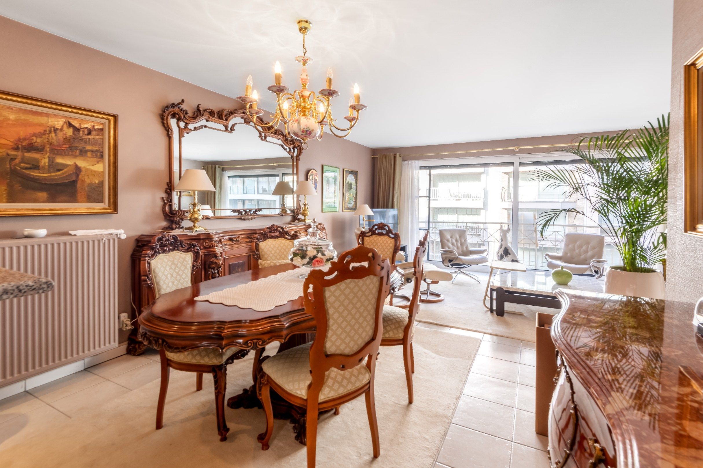 Zeer centraal gelegen, ongemeubeld appartement in de Dumortierlaan op enkele stappen van de Lippenslaan en de Zeedijk. foto 8