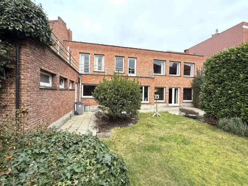 Zeer ruime karaktervolle voormalige dokterswoning met prachtige tuin in het centrum foto 2